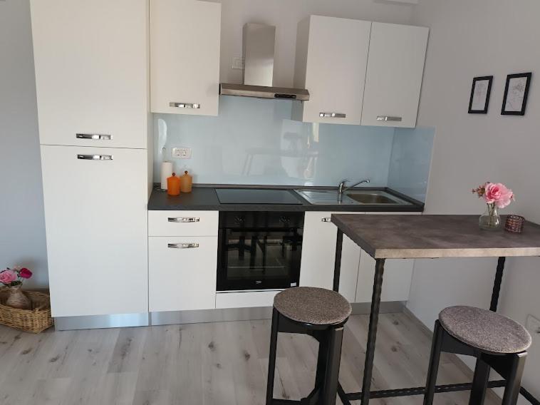 Apartma Oddih Dutovlje Ngoại thất bức ảnh